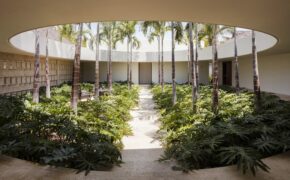 Chiêm ngưỡng dinh thự độc đáo sở hữu cả “ốc đảo” ngay giữa nhà