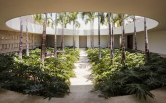 Chiêm ngưỡng dinh thự độc đáo sở hữu cả “ốc đảo” ngay giữa nhà