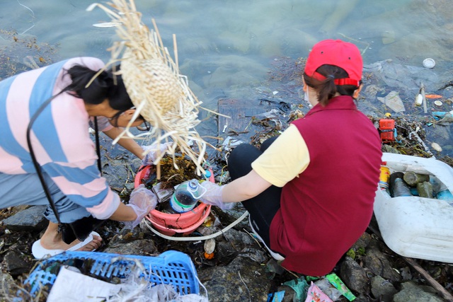 Hưởng ứng trào lưu ChallengeForChange, hơn 500 thanh niên đến đảo Lý Sơn dọn rác - 4