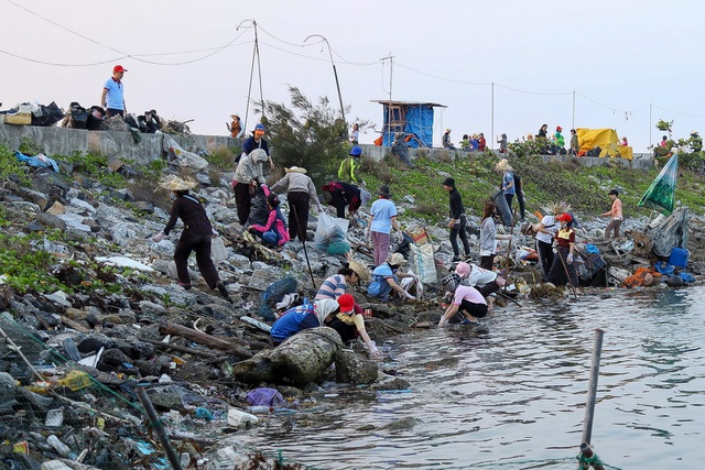 Hưởng ứng trào lưu ChallengeForChange, hơn 500 thanh niên đến đảo Lý Sơn dọn rác - 1