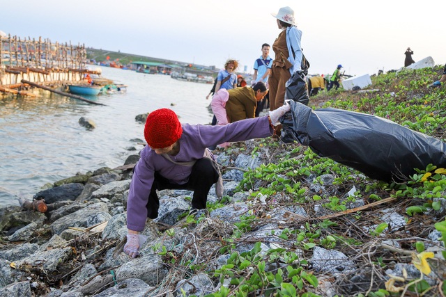 Hưởng ứng trào lưu ChallengeForChange, hơn 500 thanh niên đến đảo Lý Sơn dọn rác - 7