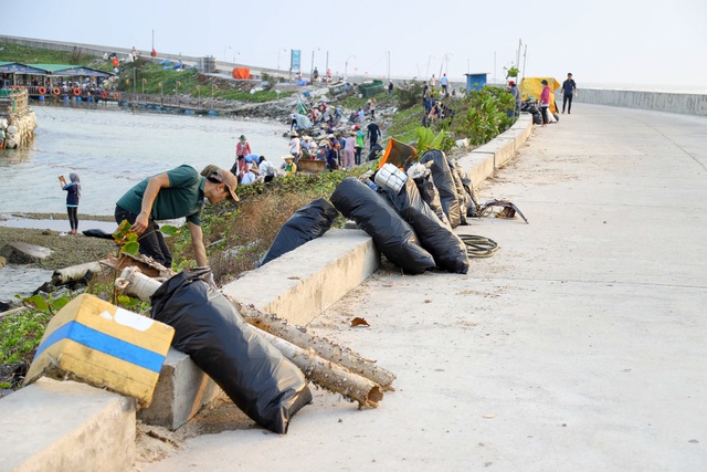 Hưởng ứng trào lưu ChallengeForChange, hơn 500 thanh niên đến đảo Lý Sơn dọn rác - 11