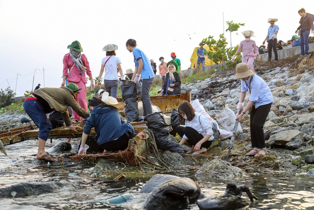 Hưởng ứng trào lưu ChallengeForChange, hơn 500 thanh niên đến đảo Lý Sơn dọn rác - 3