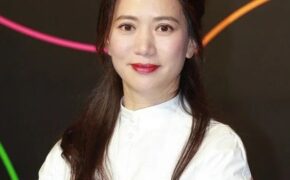 Viên Vịnh Nghi vẫn trẻ đẹp ở tuổi U50, hạnh phúc bên “ông xã” phong độ