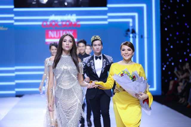 Võ Hoàng Yến, Phan Thị Mơ, Nguyễn Thị Thành lộng lẫy trên sàn catwalk - 5