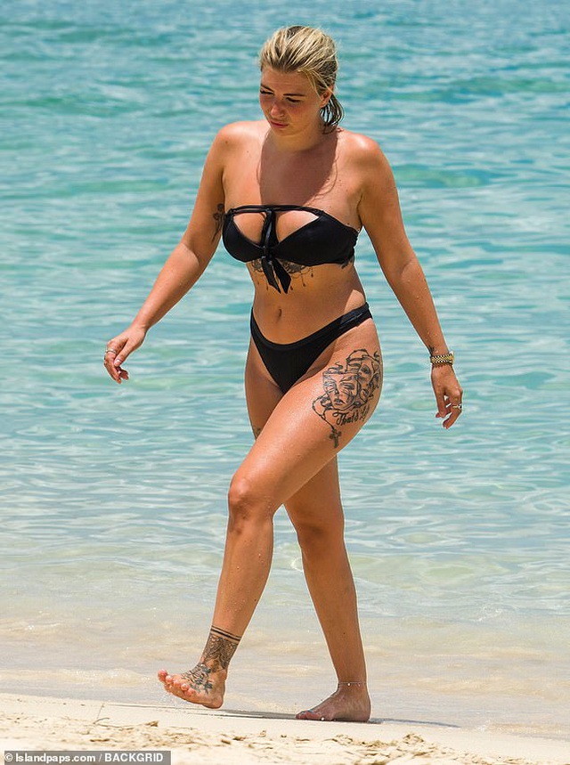 Olivia Buckland bốc lửa trên biển - 6