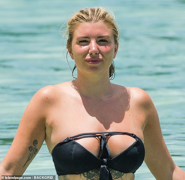 Olivia Buckland bốc lửa trên biển - 1