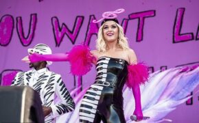 Katy Perry diện đồ lạ mắt trình diễn quyến rũ