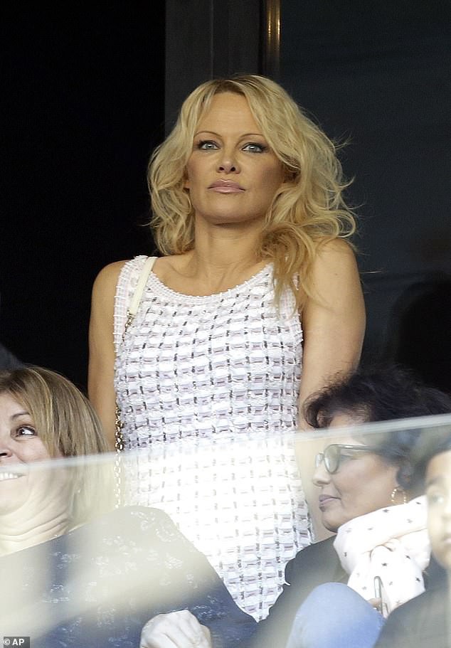  Pamela Anderson có mặt trên khán đài cổ vũ bạn trai thi đấu, ngày 7/10. 