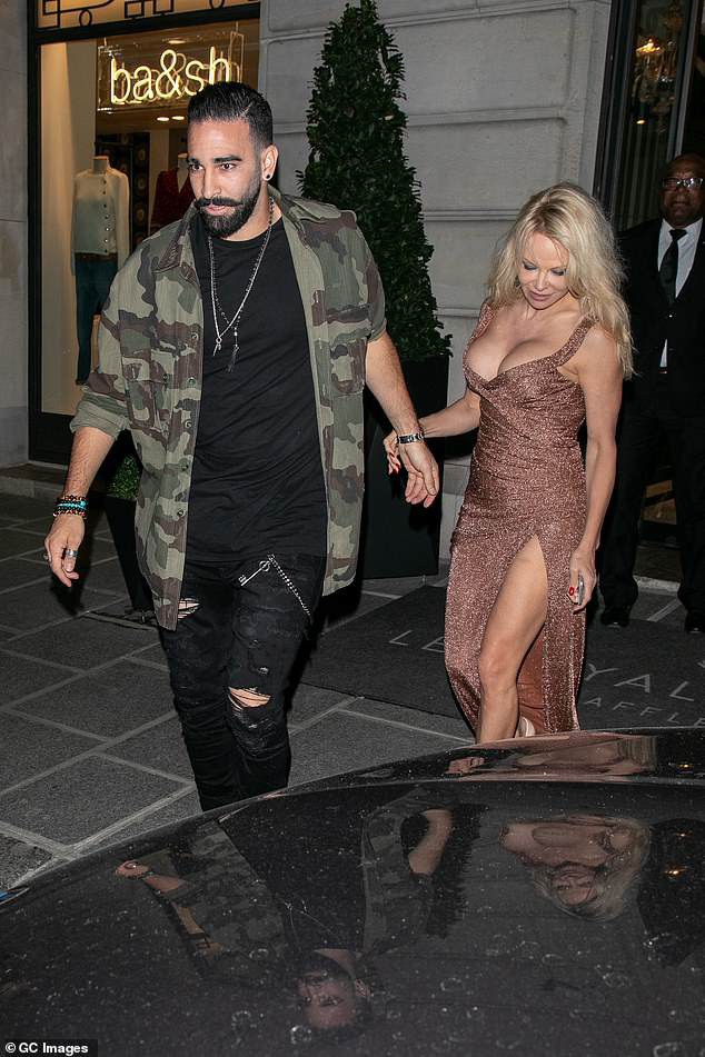  Pamela Anderson và Adil Rami tái hợp sau 1 tháng chia tay. 