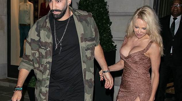 Pamela Anderson tái hợp với “phi công trẻ “kém 19 tuổi