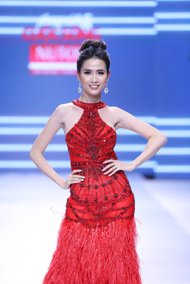 Võ Hoàng Yến, Phan Thị Mơ, Nguyễn Thị Thành lộng lẫy trên sàn catwalk - 3