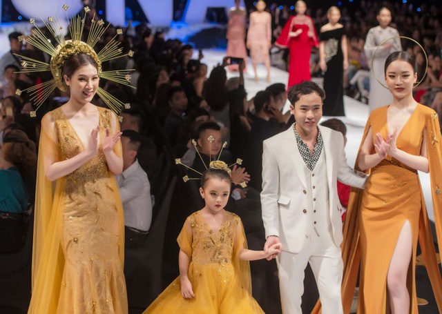 Cùng catwalk với Hoa hậu Áo dài 2018 tối qua còn có bé Nguyễn Thủy Tiên - Miss Baby Việt Nam 2018. Cô bé năm nay 5 tuổi, có gương mặt xinh xắn, đôi mắt to tròn như búp bê. Phí Thùy Linh kể, khi gặp Thủy Tiên - bạn diễn của cô trong buổi tổng duyệt, cô đã rất thích thú.