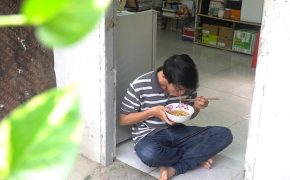 Chuyện đời cay nghiệt của chàng thạc sĩ trẻ “ chạy xe ôm” bị miệt thị vì gương mặt lưỡi cày