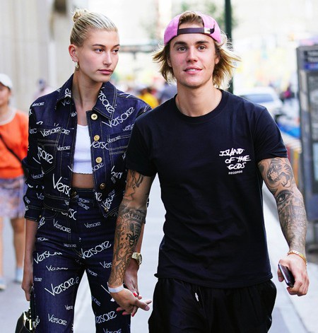 Trước khi chính thức nên duyên vợ chồng, Justin Bieber và Hailey Baldwin đã khiến các fans hâm mộ ngỡ ngàng với lịch sử tình ái dài dằng dặc. Khi cả hai hẹn hò lần đầu vào năm 2015, Hailey đã gọi Justin là “người mà tôi thực sự yêu”. Tuy nhiên, chỉ một thời gian ngắn sau đó Hailey lại chia tay Justin để hẹn hò với Drake, Shawn Mendes còn “hoàng tử nhạc pop” thì cũng cặp kè với vô số mỹ nhân như Kourtney Kardashian hay tình cũ muôn thuở Selena Gomez.