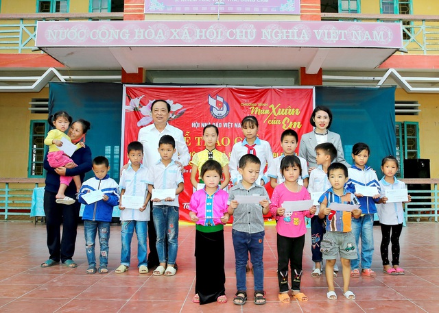  Ông Mai Đức Lộc, Phó Chủ tịch Hội Nhà báo Việt Nam trao học bổng cho các em học sinh tại xã Nghĩa Lợi 