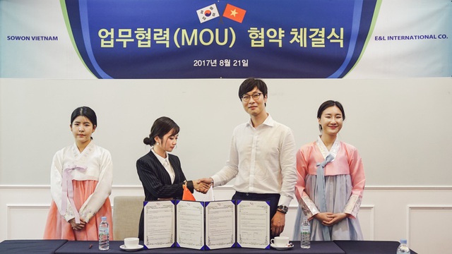 Bất ngờ với thương hiệu giày, túi xách được người dùng Việt săn đón hàng đầu - 1 Đại diện tập đoàn E&L International Hàn Quốc ký thỏa thuận hợp tác chiến lược với đại diện đến từ Việt Nam trong việc ra mắt thương hiệu SOWON tại Việt Nam.