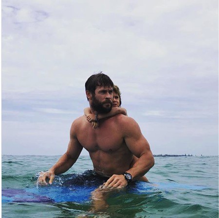 Chris Hemsworth thì lúc nào cũng đẹp hoàn hảo như một vị thần.