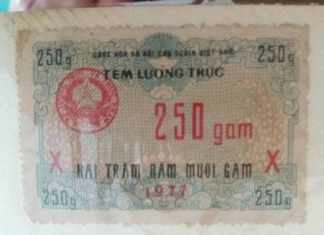 Mẫu tem mua lương thực tương đương với khối lượng thực phẩm là 250 gam.