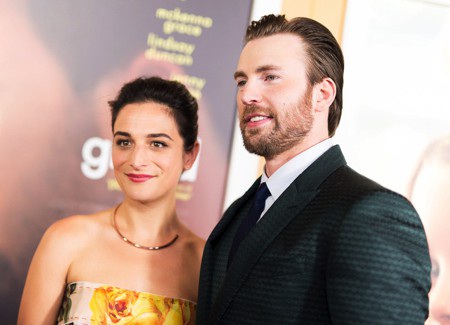 Chris Evans và Jenny Slate lần đầu công khai hẹn hò vào tháng 5/2016. Dù vậy, mối tình này chỉ kéo dài được nửa năm thì đã vội đứt đoạn vào tháng 2/2017. Tuy nhiên, điều kịch tính nhất là hai ngôi sao đã “yêu lại từ đầu” rồi lại “chia tay lại từ đầu” thêm một lần nữa vào đầu năm nay.