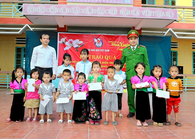 Sáng ngày 6/12/2018 tại Trường PTDTBT & TH Tà Ghênh, xã Nậm Có, huyện Mù Cang Chải, tỉnh Yên Bái, Ban Tổ chức cùng nhà tài trợ đã trao tặng 178 suất quà cho 178 em học sinh có hoàn cảnh khó khăn và trao tặng 61 triệu đồng cho đại diện Trường PTDTBT & TH Tà Ghênh – điểm trường bị thiệt hại nặng nề do bão lũ vừa qua.