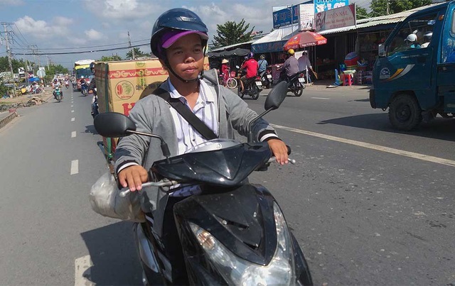 Với công việc đi phân phối bánh cho các đại lý, mỗi tháng anh Phát thu nhập được khoảng 7 triệu đồng