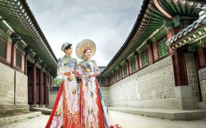 Nữ Hoàng Trần Huyền Nhung và Nam Vương Quốc tế diện quốc phục nặng ký sánh bước bên nhau.