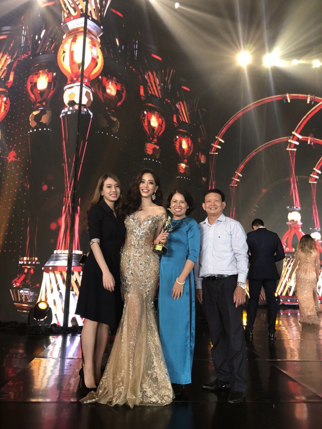 Người thân của Phương Nga cũng có mặt trong đêm chung kết Miss Grand Intetnational 2018 để cổ vũ cho cô.