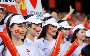 Dàn hot girl chân dài cùng PINACO cổ vũ đội tuyển bóng đá Việt Nam