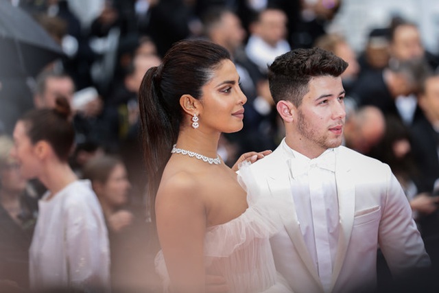 Priyanka Chopra đẹp đôi bên chồng kém 10 tuổi tại LHP Cannes - 2