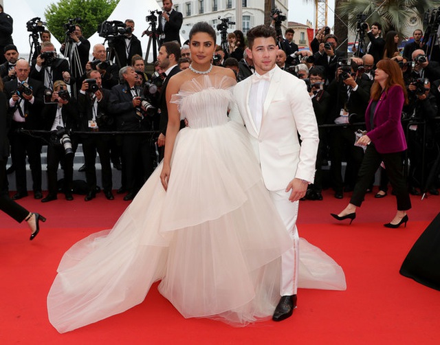 Priyanka Chopra đẹp đôi bên chồng kém 10 tuổi tại LHP Cannes - 1