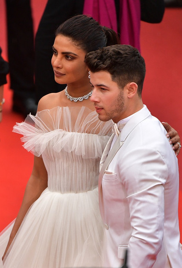 Priyanka Chopra đẹp đôi bên chồng kém 10 tuổi tại LHP Cannes - 5