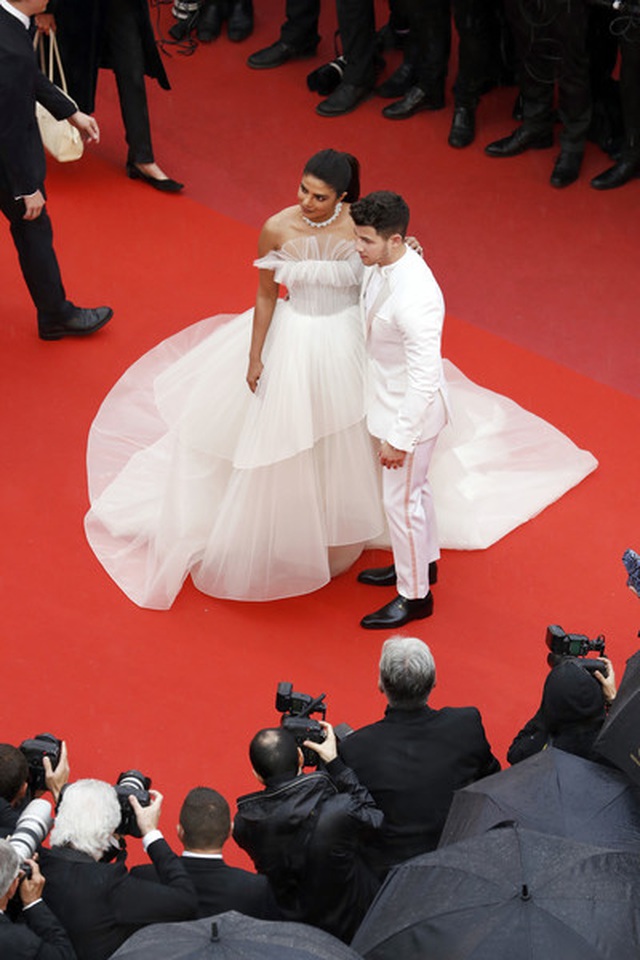 Priyanka Chopra đẹp đôi bên chồng kém 10 tuổi tại LHP Cannes - 9