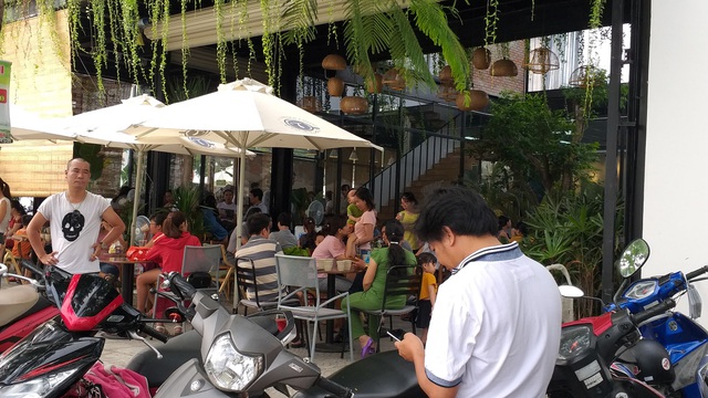 Đà Nẵng: Quán cà phê “hút” khách ngày lễ - 1