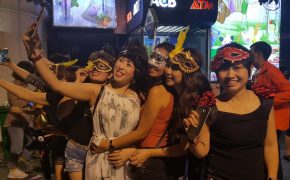 Quý bà Hà Nội “trốn chồng”, đeo mặt nạ bí ẩn xuống phố