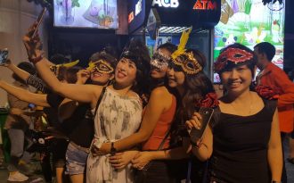 Quý bà Hà Nội “trốn chồng”, đeo mặt nạ bí ẩn xuống phố