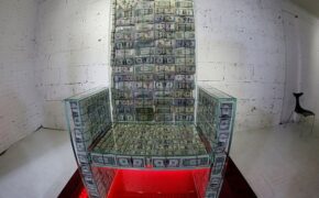 Quý ông giàu có dùng 23 tỷ đồng tiền mặt làm ghế ngồi “chống đạn” như ngai vàng