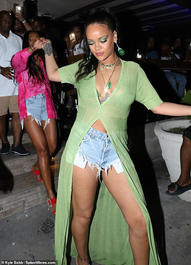 Rihanna gợi cảm với trang phục mát mẻ - 1