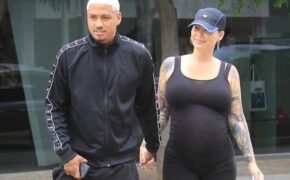 Bồ cũ Kanye West bế bụng bầu ra phố