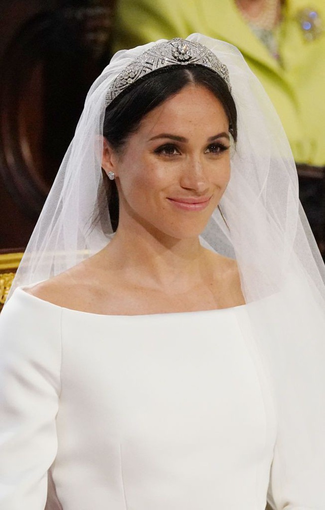  Meghan, Nữ công tước xứ Sussex kết hôn với hoàng tử Harry hồi tháng 5 vừa qua. Trong ngày cưới, cựu diễn viên đeo chiếc vương miện tuyệt đẹp của Nữ hoàng Mary. Vương miện gồm 10 viên kim cương được tặng cho Mary vào năm 1893. Vương miện đã được trao cho Elizabeth khi Nữ hoàng Mary qua đời vào năm 1953. Meghan chọn vương miện cho ngày cưới của mình với Nữ hoàng Elizabeth tại Cung điện Buckingham. 