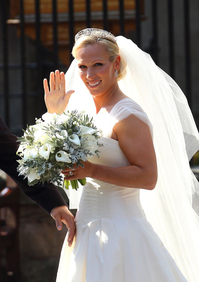  Trong hôn lễ năm 2011, Zara Tindall đeo vương miện kiểu Hy Lạp. Chiếc vương miện nằm trong bộ sưu tập của Công chúa Anne và là một trong những món đồ bà yêu thích nhất. Chiếc vương miện từng thuộc về mẹ của hoàng tử Philip, Công chúa Andrew của Hy Lạp. 