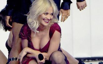 Rita Ora khoe ngực đầy đặn