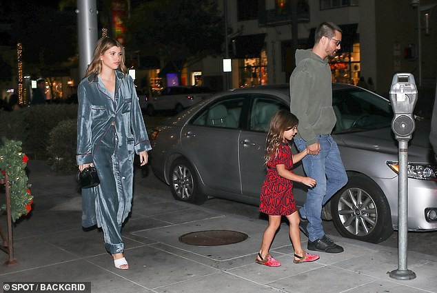  Sofia Richie nổi tiếng hơn nhiều từ sau khi hẹn hò với Scott Disick từ tháng 5 năm ngoái và hiếm xa nhau kể từ đó. Cặp đôi rất đắt show sự kiện và quảng cáo trên trang cá nhân. Sofia Richie từng hẹn hò với ca sỹ Justin Bieber trong quá khứ. 