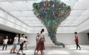 Choáng ngợp với “lốc xoáy” khổng lồ từ nylon, ống hút, rác thải nhựa