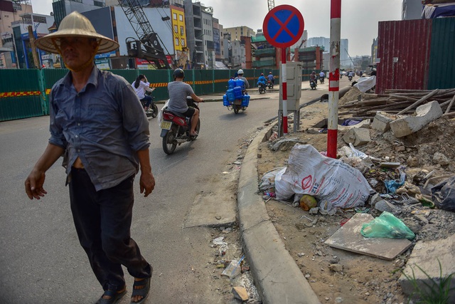 Con đường khiến người dân Hà Nội khiếp sợ: Vừa tắc vừa ngập trong rác thải - 9