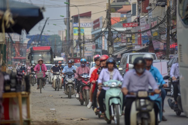 Con đường khiến người dân Hà Nội khiếp sợ: Vừa tắc vừa ngập trong rác thải - 13