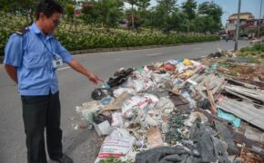 Ngập ngụa rác thải tại cầu vượt Hoàng Hoa Thám – Văn Cao