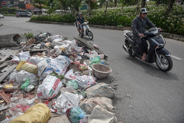 Ngập ngụa rác thải tại cầu vượt Hoàng Hoa Thám – Văn Cao - 2