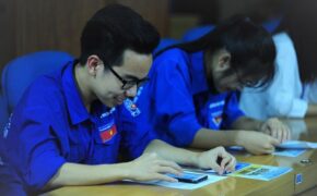 Bạn trẻ trải nghiệm thi kiến thức về biển đảo trên ứng dụng điện thoại