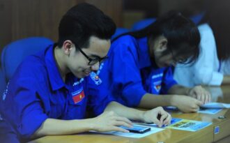 Bạn trẻ trải nghiệm thi kiến thức về biển đảo trên ứng dụng điện thoại